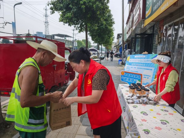 好牛优配 不止凉茶！双流区彭镇老街用“补给站+社区基金”编织高温劳动者的“守护网”