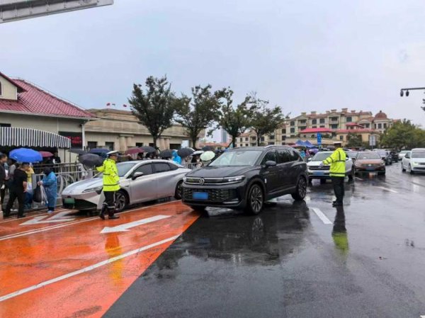 富旺配资 减速、控距、亮尾  国庆假期青岛公安交管冒雨保安全保畅通